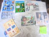une table sur laquelle sont disposés de nombreux articles, des notes et des photos