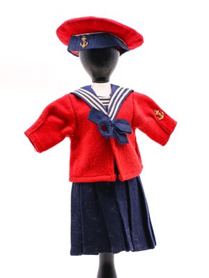 un mannequin vêtu d'un costume de marin et d'un chapeau de marin
