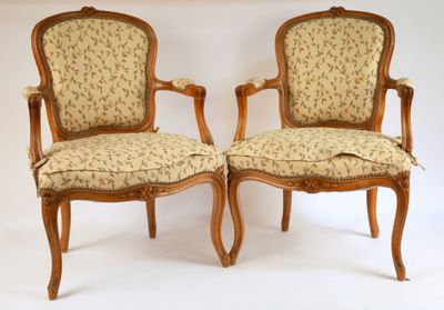 paire de fauteuils en bois sculpté de style Louis XV, avec assises rembourrées à motifs floraux