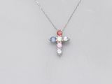 un collier avec une croix en or blanc sertie de pierres multicolores, monté sur une chaîne