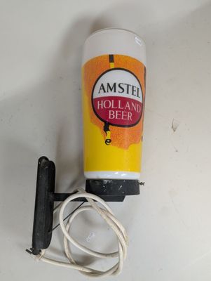 une image représentant une bouteille de bière hollandaise à côté d'un cordon