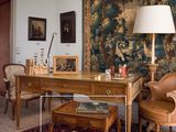 une photo d'un salon avec une grande tapisserie accrochée au mur