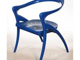 La chaise est bleue et arbore un drapeau européen sur l'assise.