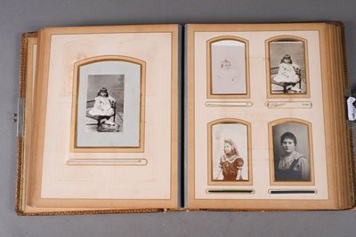 un livre ouvert contenant des photos de personnes