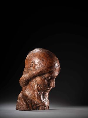 un buste sculpté représentant un homme coiffé d'un chapeau