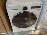 deux machines à laver posées sur des cartons dans un magasin