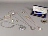 beaucoup de bijoux posés sur la table