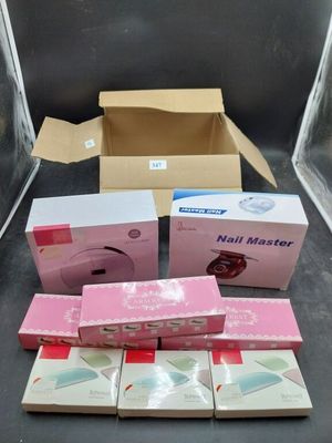plusieurs boîtes contenant des objets roses et blancs posées sur une table