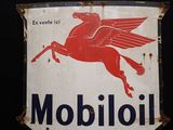 une pancarte portant l'inscription « mobiloi » sur fond noir