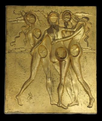 plaque en or représentant trois femmes en maillot de bain sur une plage