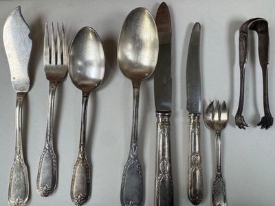 beaucoup de cuillères et de couteaux en argent sur la table