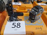 de nombreux types d'outils électriques exposés dans un magasin