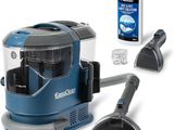 une image représentant un aspirateur bleu et des produits d'entretien sur fond blanc