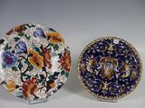 deux assiettes à motifs floraux posées sur une surface blanche