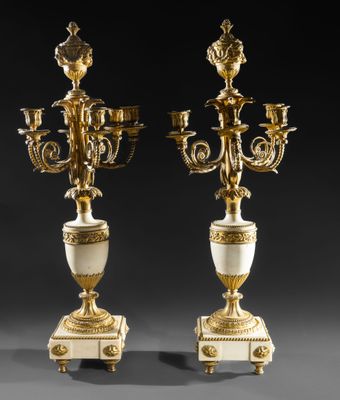 une paire de candélabres anciens en laiton et marbre