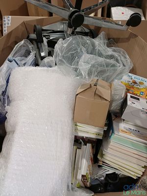 un carton rempli de nombreux objets et une chaise