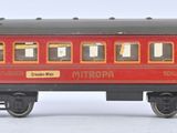 un wagon rouge immobilisé sur les rails