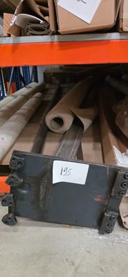 une pile de cartons posée sur une étagère dans un entrepôt