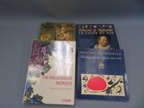 deux livres sont posés l'un à côté de l'autre sur une table