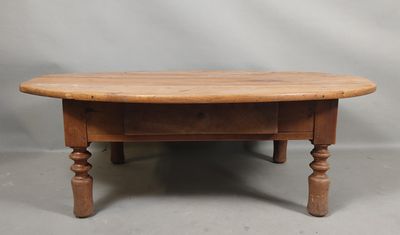 une vieille table en bois avec des pieds tournés et un plateau en bois