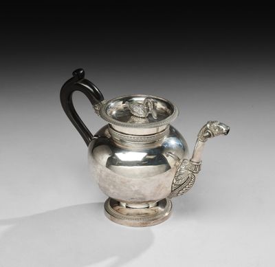 une théière ancienne en argent, munie d'une anse et d'un couvercle