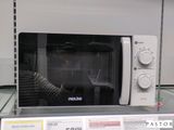 un micro-ondes exposé dans un magasin