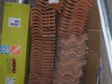 de nombreuses piles d'argile rouge posées sur une étagère dans une pièce