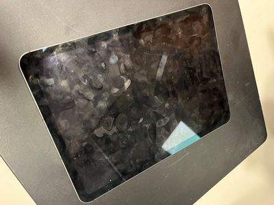 une tablette APPLE type iPadAir modèle A2589, numéro N7WWJWW7W4. ENLEV