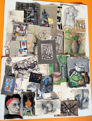 une photo représentant un collage de photos et de dessins accrochés au mur