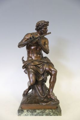 statue en bronze représentant un homme jouant de la flûte, posée sur un socle en marbre