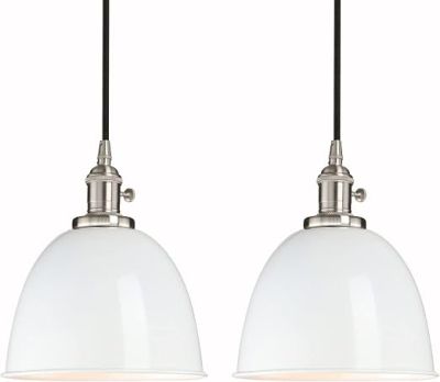 une paire de suspensions en verre blanc suspendues au plafond