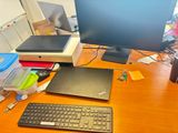 un bureau sur lequel se trouvent un ordinateur, un clavier, une souris et d'autres objets
