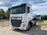 un camion blanc garé dans la poussière