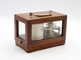 une petite boîte en bois avec une horloge à l'intérieur