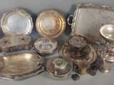 un assortiment de vaisselle en métal argenté et d'argenterie sur une table