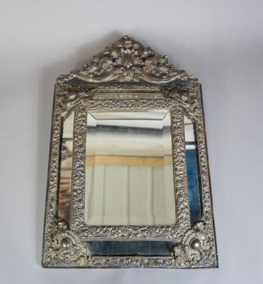 une image représentant un miroir accroché à un mur, avec un rideau en arrière-plan