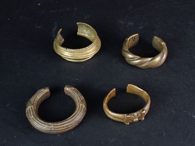 Lot de quatre bracelets en bronze et autres alliages d'Afriq…