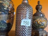 trois vases posés sur une table, avec une étiquette de prix dessus
