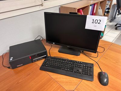 un ordinateur et un clavier posés sur un bureau, avec une étiquette de prix