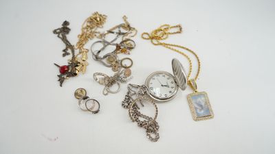 de nombreux types de bijoux sur la table