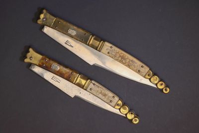 deux couteaux posés sur une table