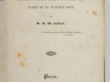 un vieux livre écrit posé sur une table