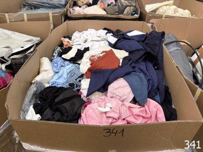 une boîte pleine de vêtements posée sur le sol