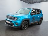 une Jeep Renegade bleue garée dans une pièce au sol noir