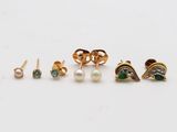 trois paires de boucles d'oreilles ornées de perles et de diamants sur un fond blanc