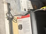 un téléviseur posé sur une étagère dans une pièce