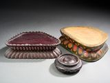 Plusieurs types d'objets décoratifs sont disposés sur une table