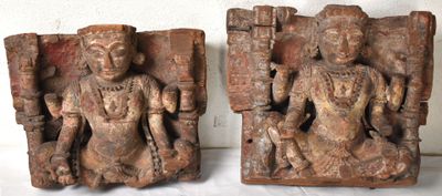 une paire de sculptures en bois représentant une femme et un homme