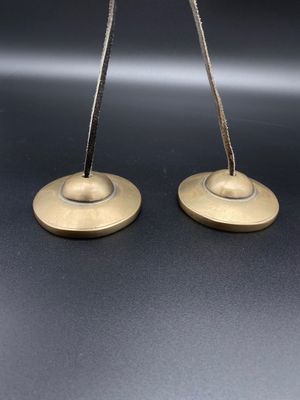 paire de chandeliers anciens en laiton
