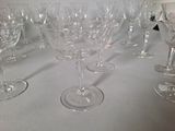 de nombreux verres à vin alignés sur une table